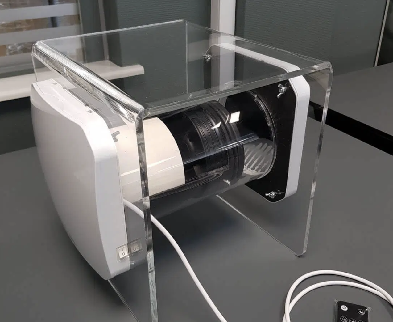 Ett hål borras i betongvägg för att kunna installera Mini-FTX i villa