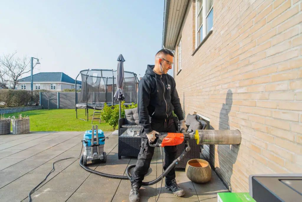 Närbild på borrning för installation