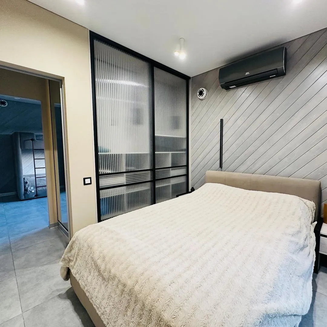 Mini-FTX diskret monterad i sovrum i villa – frisk luft utan synliga kanaler