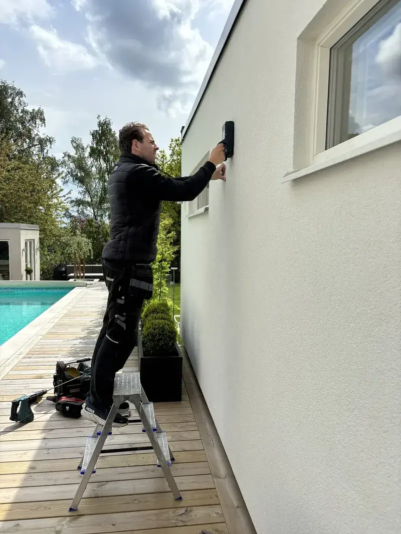 Air Pro V2.0 i modern villa med pool – bild 3