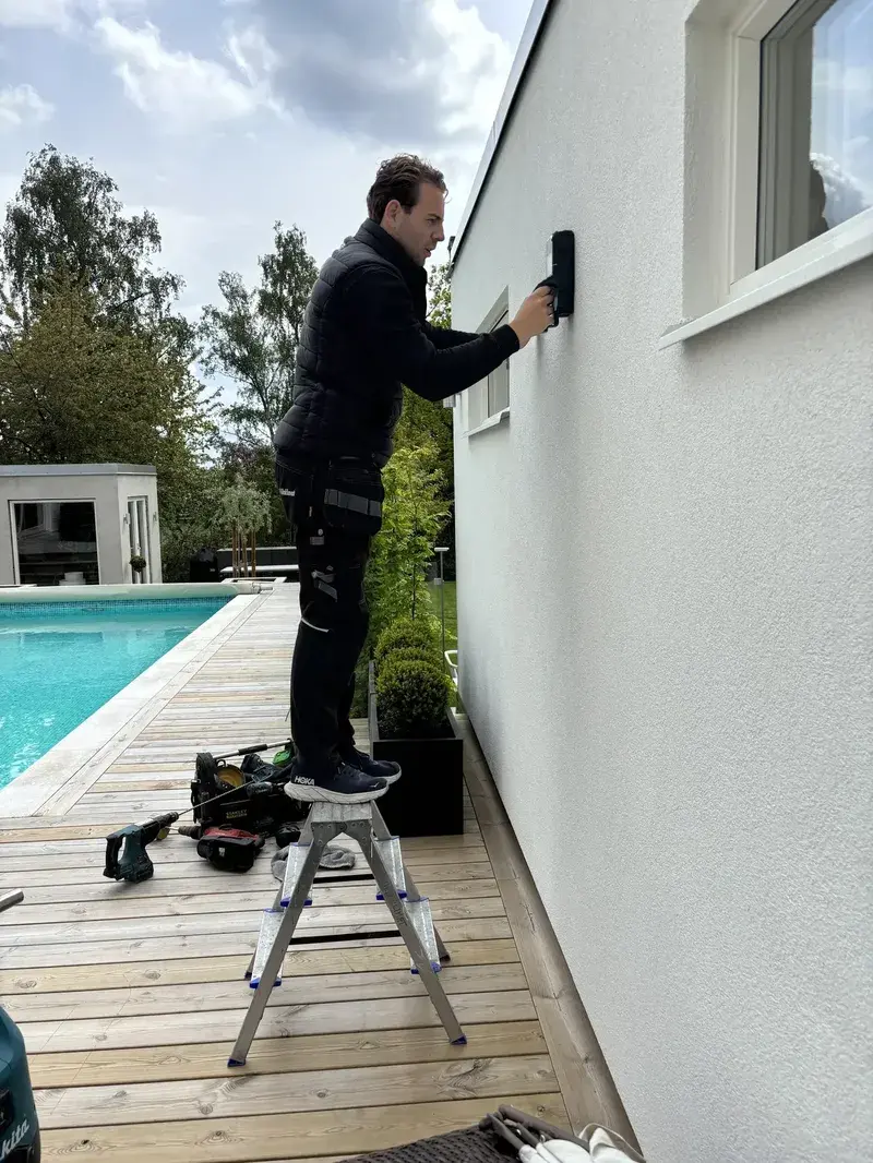 Air Pro V2.0 i modern villa med pool – bild 2