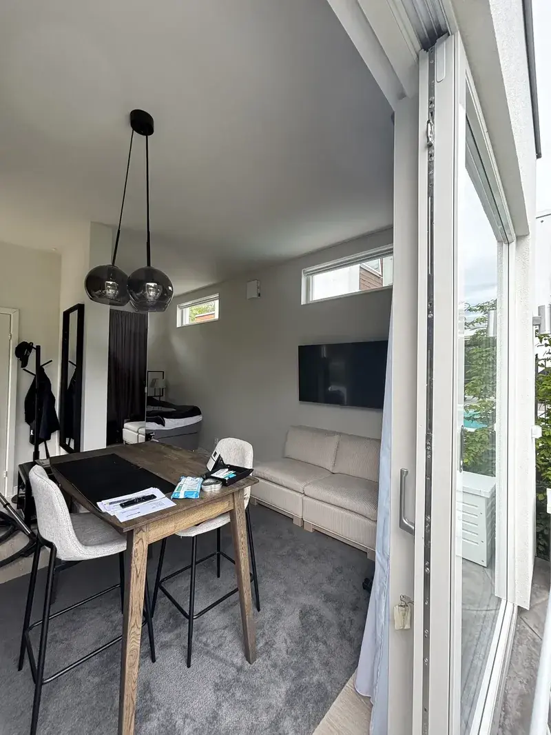 Air Pro V2.0 i modern villa med pool – bild 6
