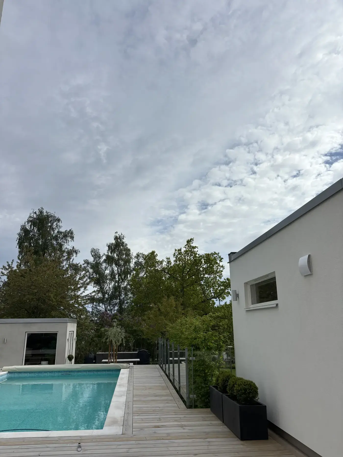 Air Pro V2.0 installerad i modern villa med pool
