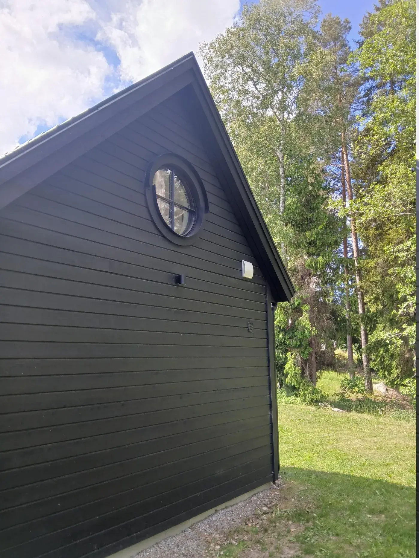 Ett av två attefallshus i Vallentuna med Air Pro V2.0-ventilation installerad genom ytterväggen